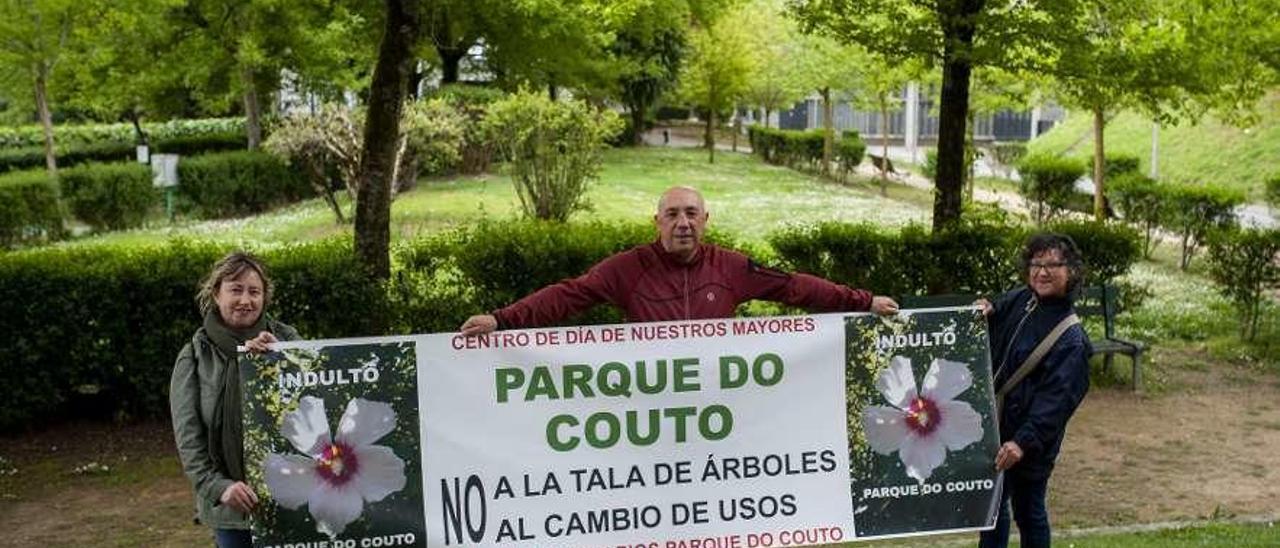 Portavoces de Usuarios del Parque de O Couto, con el cartel que utilizarán el día 25 de abril. // Brais Lorenzo