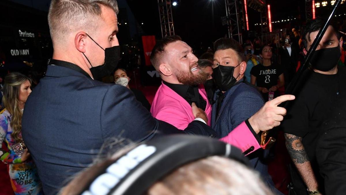 Movida en los MTV: Conor McGregor y Machine Gun Kelly, novio de Megan Fox, ¡se pegan!