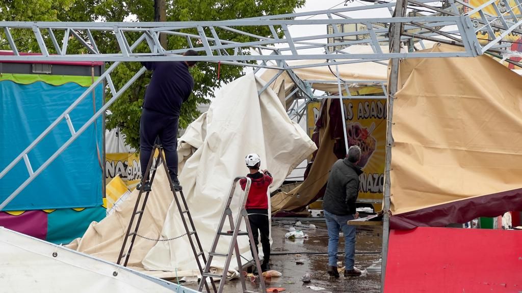 La lluvia amarga la feria a los cacereños y causa destrozos en el ferial