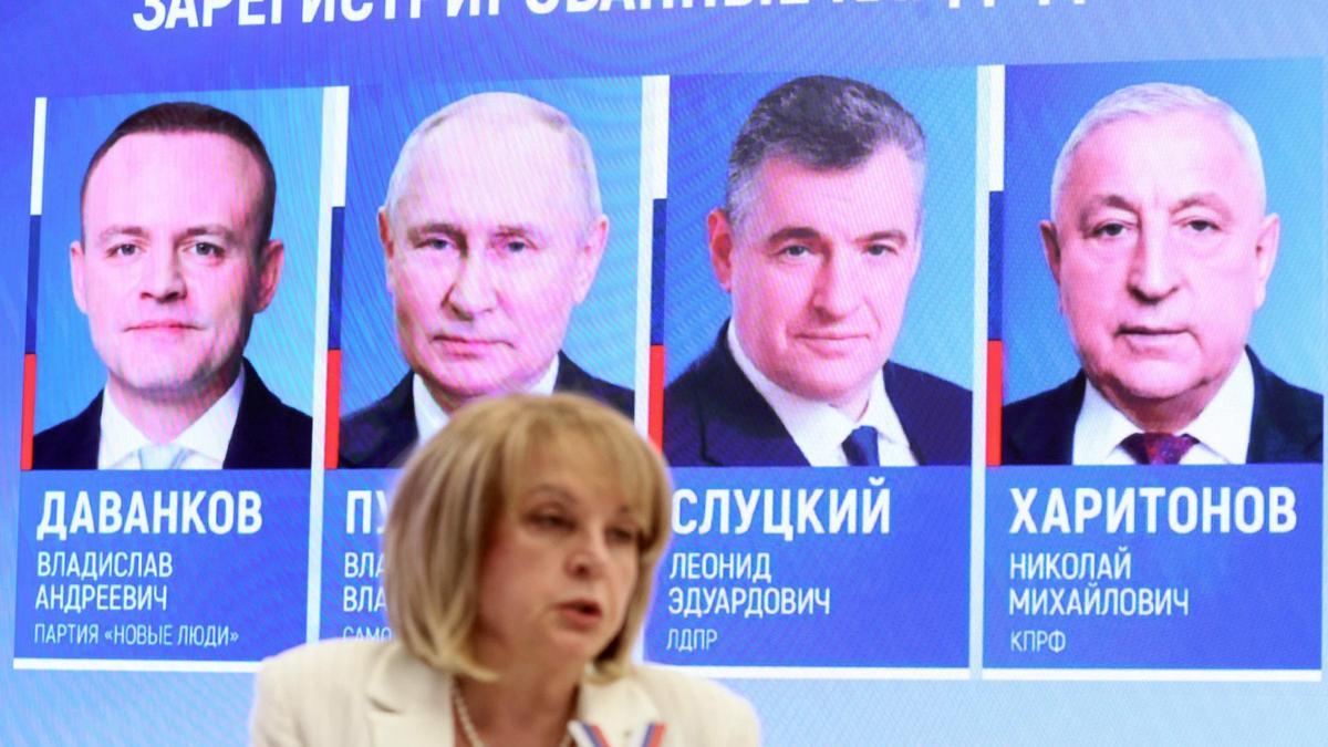 La presidenta de la Comisión Electoral Central rusa, Ella Pamfilova, frente a los carteles de los candidatos a las presidenciales Davankov, Putin, Slutski y Jaritónov.