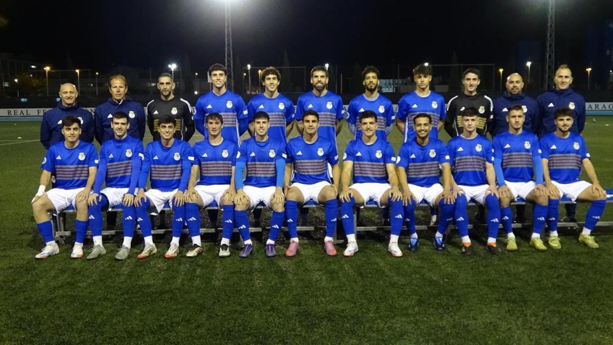 Los dieciocho jugadores de la selección aragonesa conovocados para la Copa de Regiones, junto al cuerpo técnico.