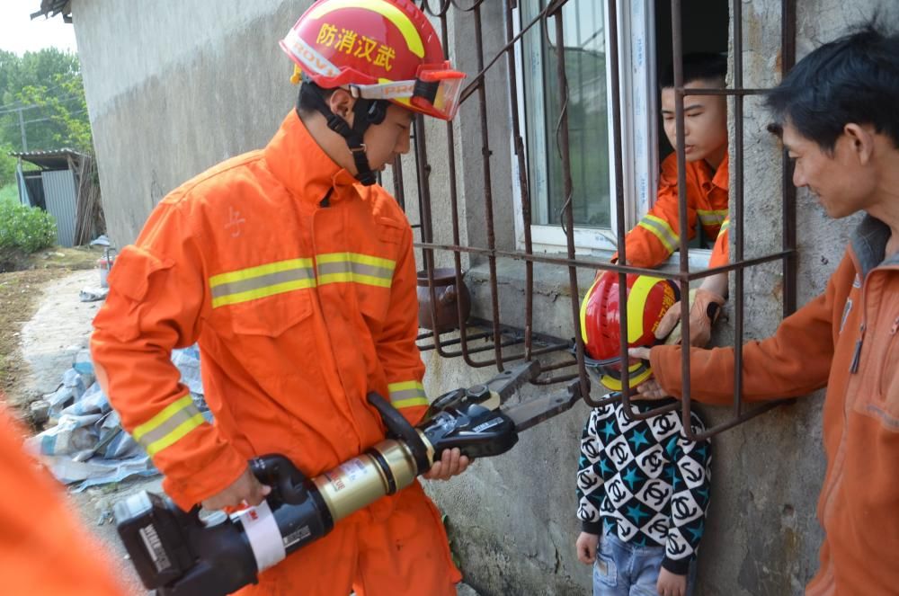 Un bombero rescata a un niño al que se le había quedado atascada la cabeza éntrelos barrotes de una ventana en Wuhan, China.