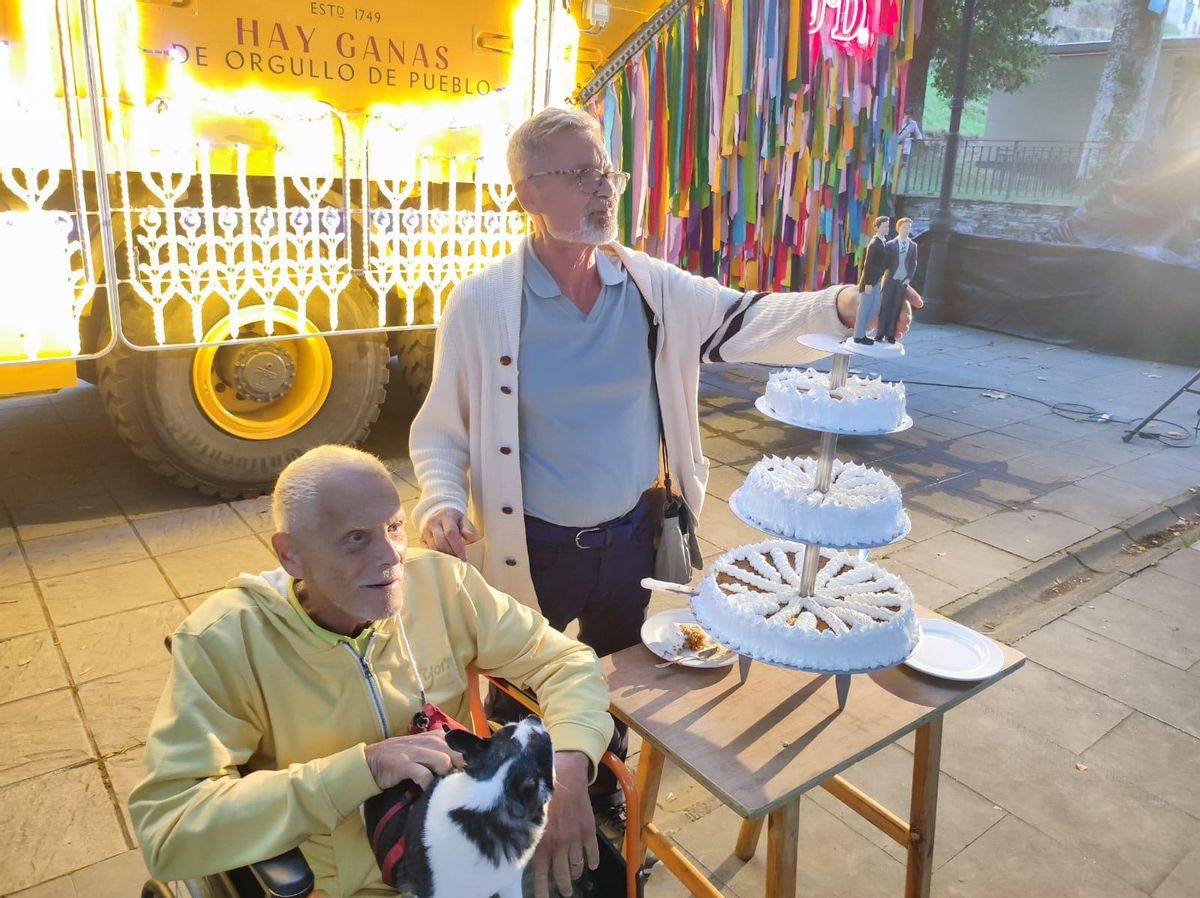 La pareja, en 2022, celebrando los 17 años de su unión en una fiesta en Pola de Allande.