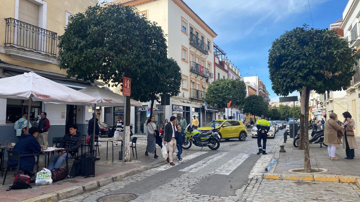 Primeros cortes en la Calle Castilla, donde la gente camina en dirección al Altozano.