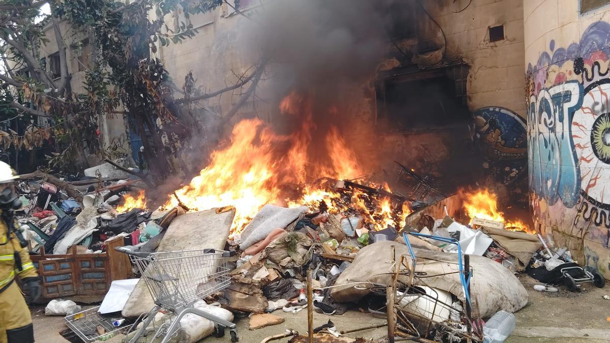 Incendio declarado este viernes en la antigua cárcel de Palma.