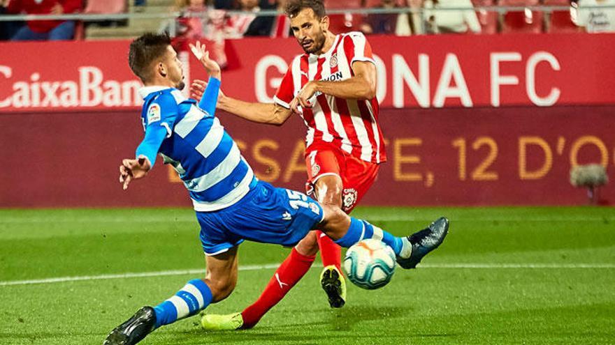 Stuani remata ante Montero en el partido de la primera vuelta entre Girona y Deportivo.