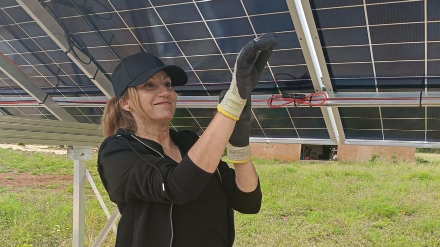 Cristina Peralta, en el proceso de instalación de unas placas solares