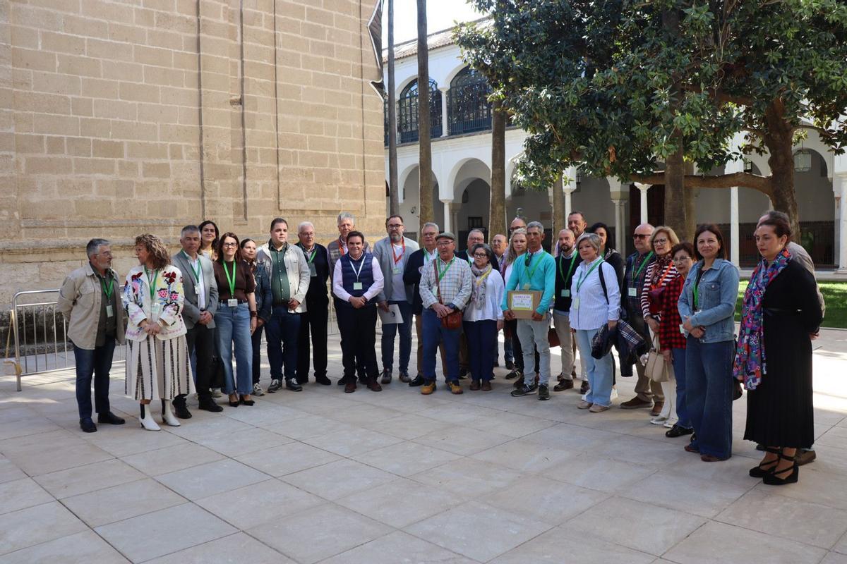 Participantes en la entrega de firmas en el Parlamento andaluz.