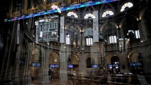Archivo - Valores del Ibex 35 en el Palacio de la Bolsa de Madrid, a 6 de septiembre de 2021, en Madrid (España).