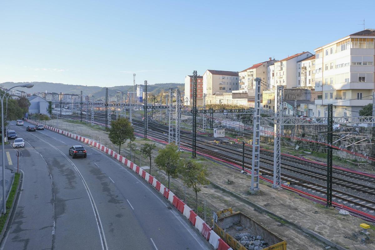 Vista de la playa de vías de Ourense desde el puente de la Avenida de Santiago.