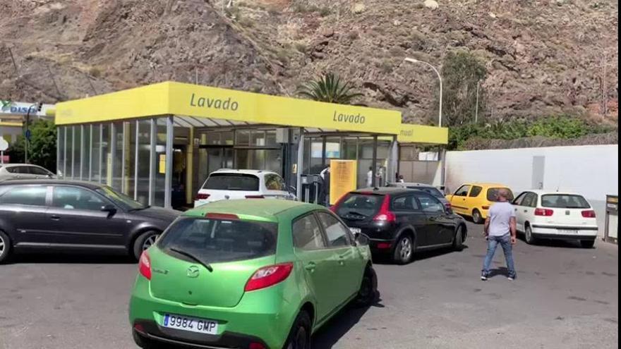 Tras la calima, colas interminables en los autolavados de Tenerife