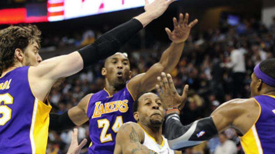 Gasol, Bryant y Howar durante el partido contra los Nuggets.