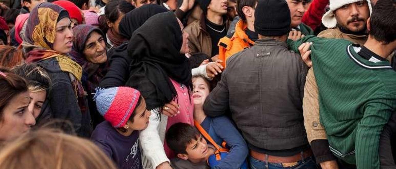 Población agolpada en el campo de Idomeni. // Fotos: Juan Teixeira