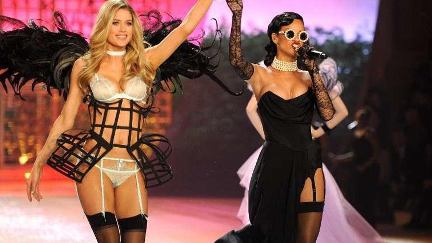 Rihanna en el desfile del 2013 junto a la modelo Doutzen Kroes.