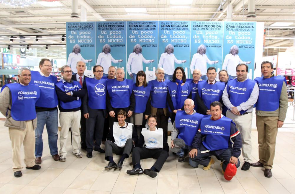 Los malagueños colaboran con la recogida de alimentos de Bancosol en el Carrefour Alameda y en el supermercado Covirán del barrio de Los Corazones