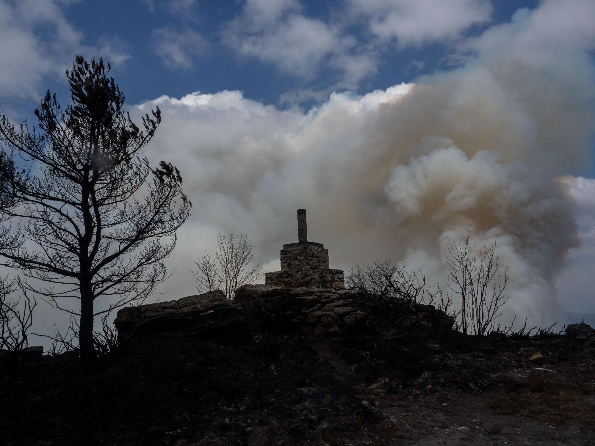 Más de una decena de núcleos desalojados en el incendio de Folgoso do Courel