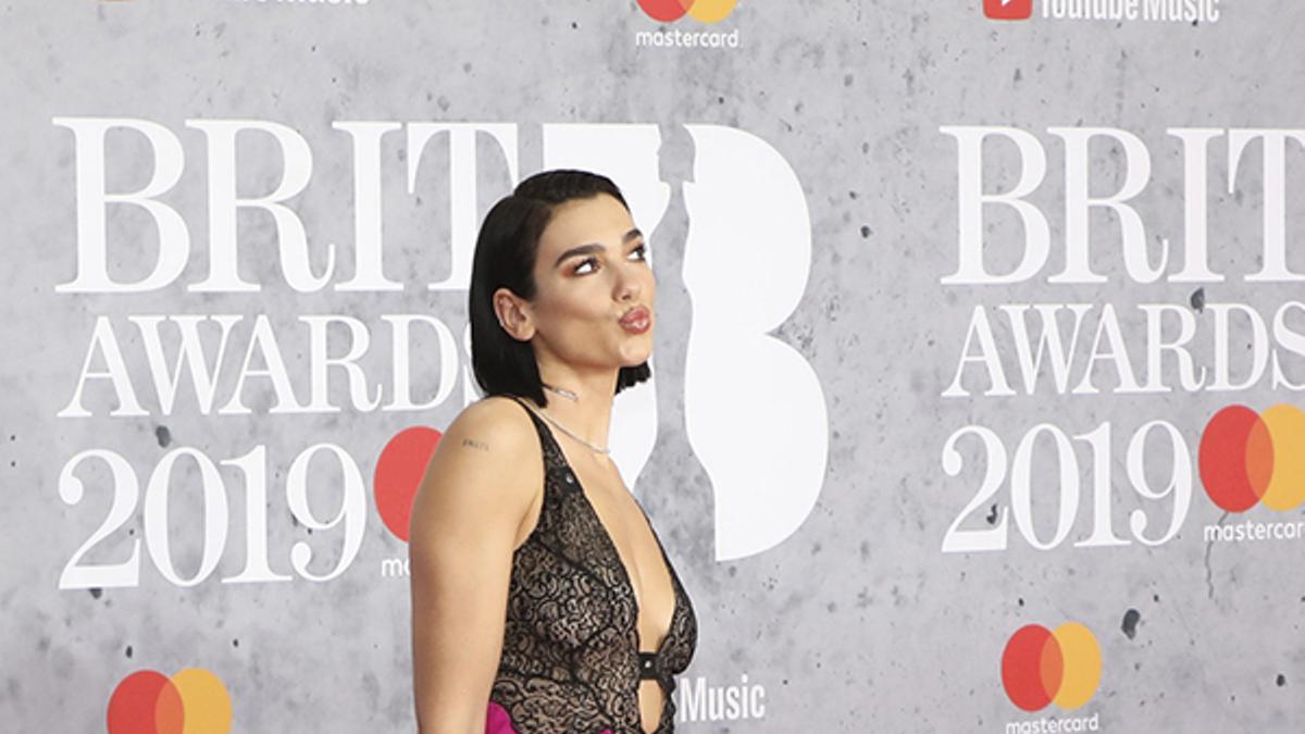 Los tres looks de Dua Lipa en los BRIT Awards 2019 para una noche brillante