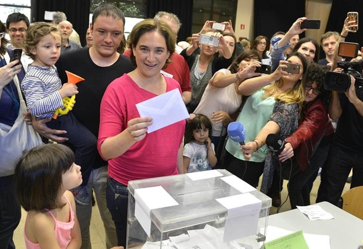 La candidata de Barcelona en Comú, Ada Colau, vota en La Sedeta.