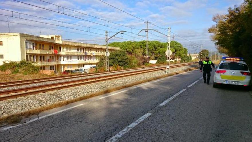 Un agent, amb el vehicle policial, al punt on els nois solen asseure&#039;s al rail de la via del tren · Daniel Bonaventura