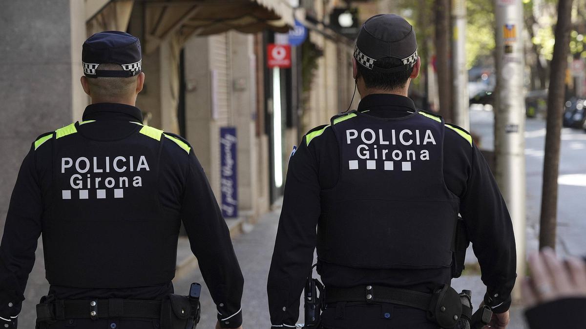 Dos agents de la Policia Municipal de Girona
