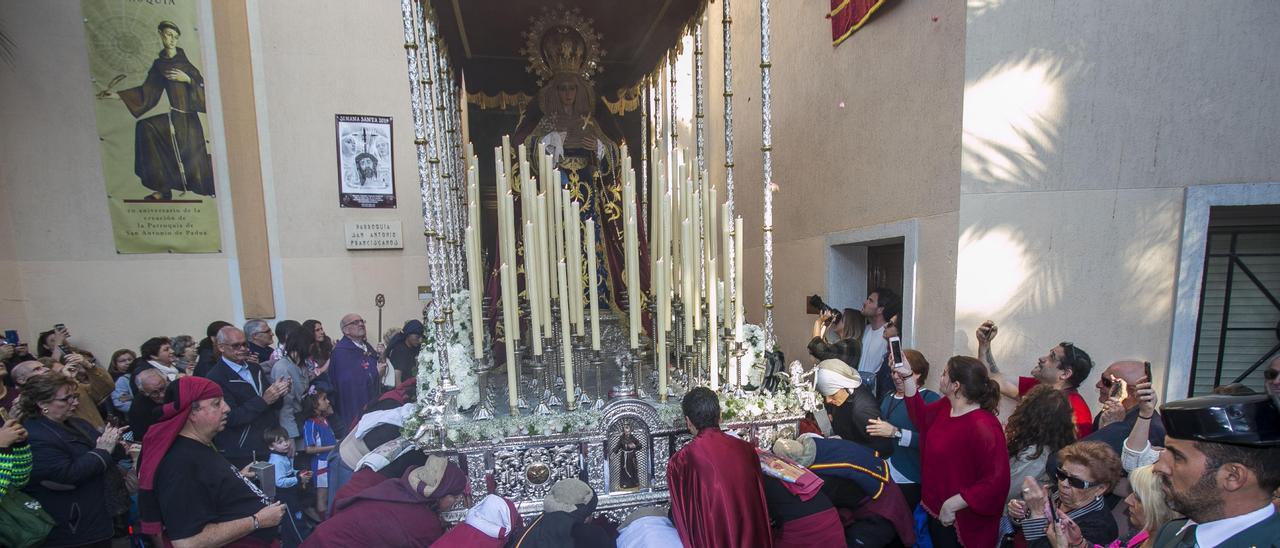 Salida en procesión de Nuestra Señora de la Amargura hace dos años