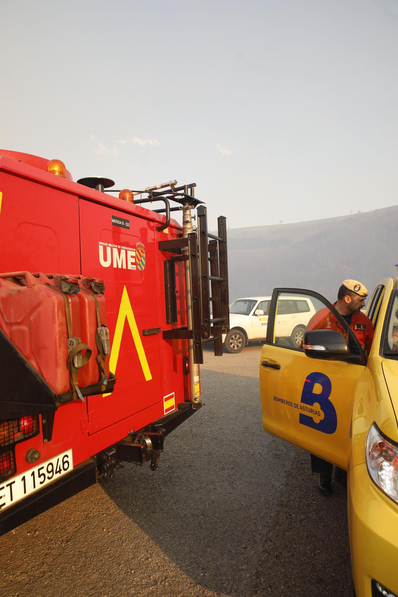 EN IMÁGENES: bomberos, vecinos y la UME luchan contra el preocupante incendio en Tineo