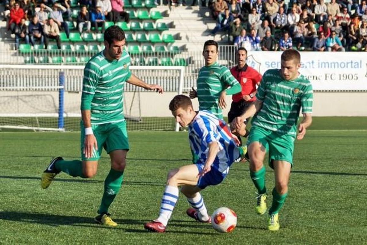 Una jugada del partit entre la UE Cornellà i el Santfeliuenc FC.