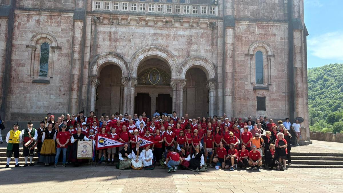 Participantes de la marcha, frente a la Basílica de Covadonga.