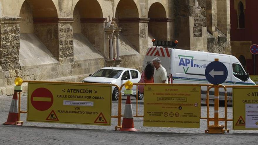 El corte de Cardenal González obliga hoy a reordenar el tráfico en torno a la Mezquita