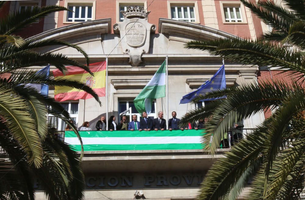 Izado de la bandera andaluza en la antigua sede de la Diputación