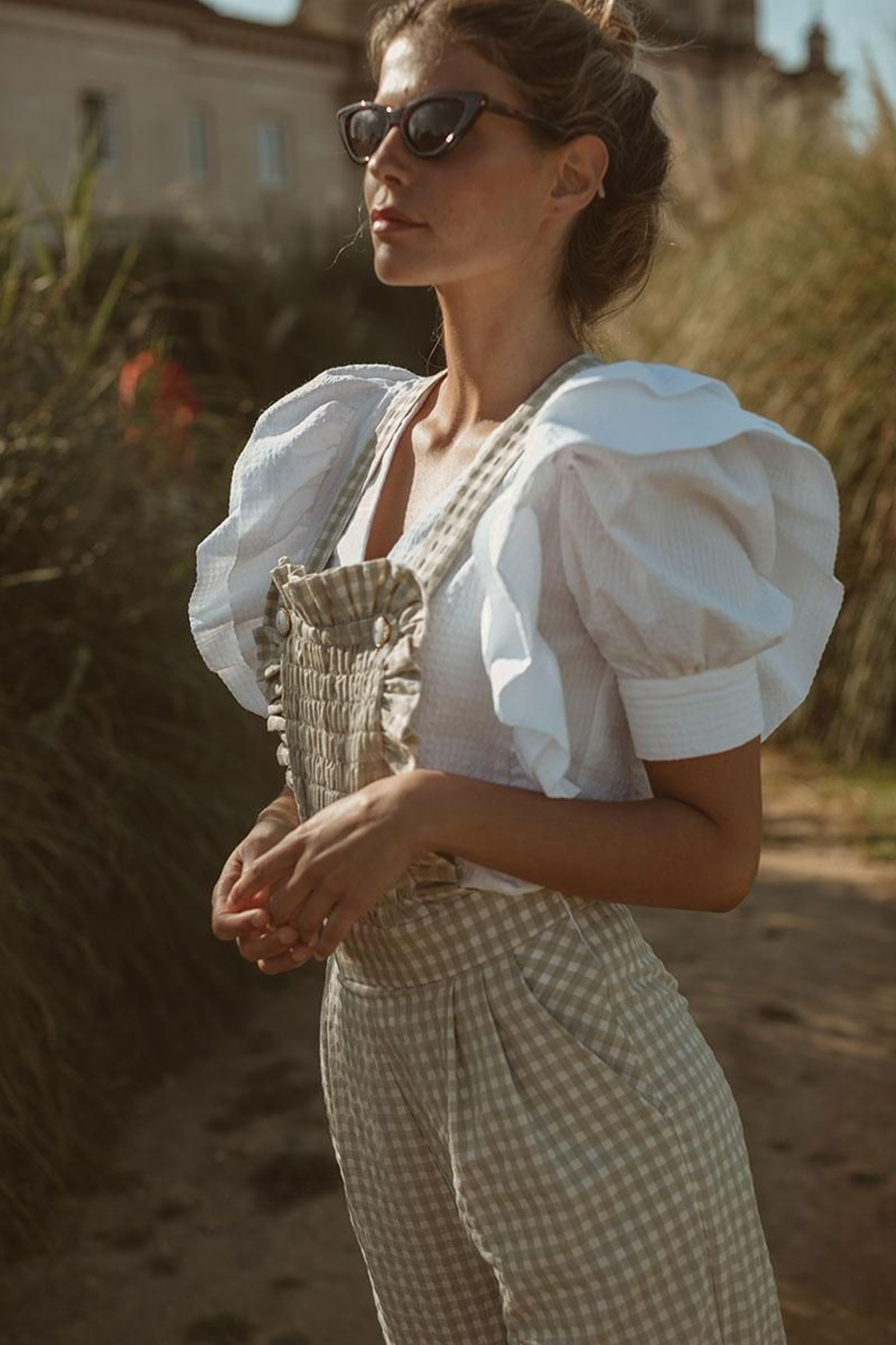 Blusa blanca solidaria de Vogana
