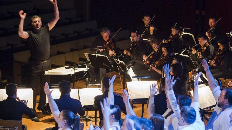 El director de orquesta y músico Michael Gieler dirigiendo a la orquesta del International Bach Festival. | | LP/DLP