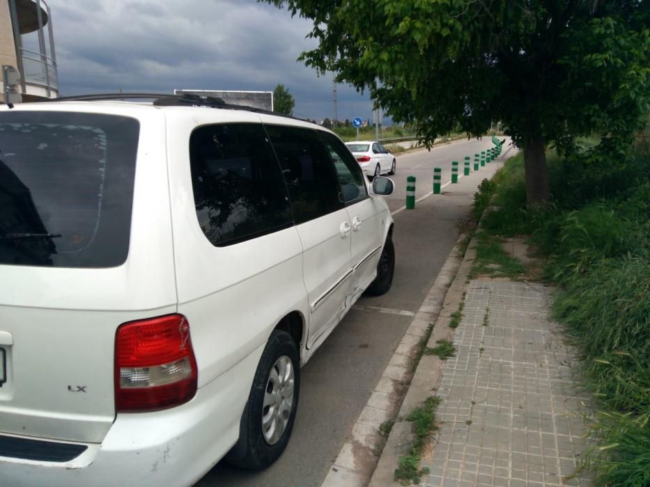 L’espai amb un vehicle aparcat que intercepta el pas