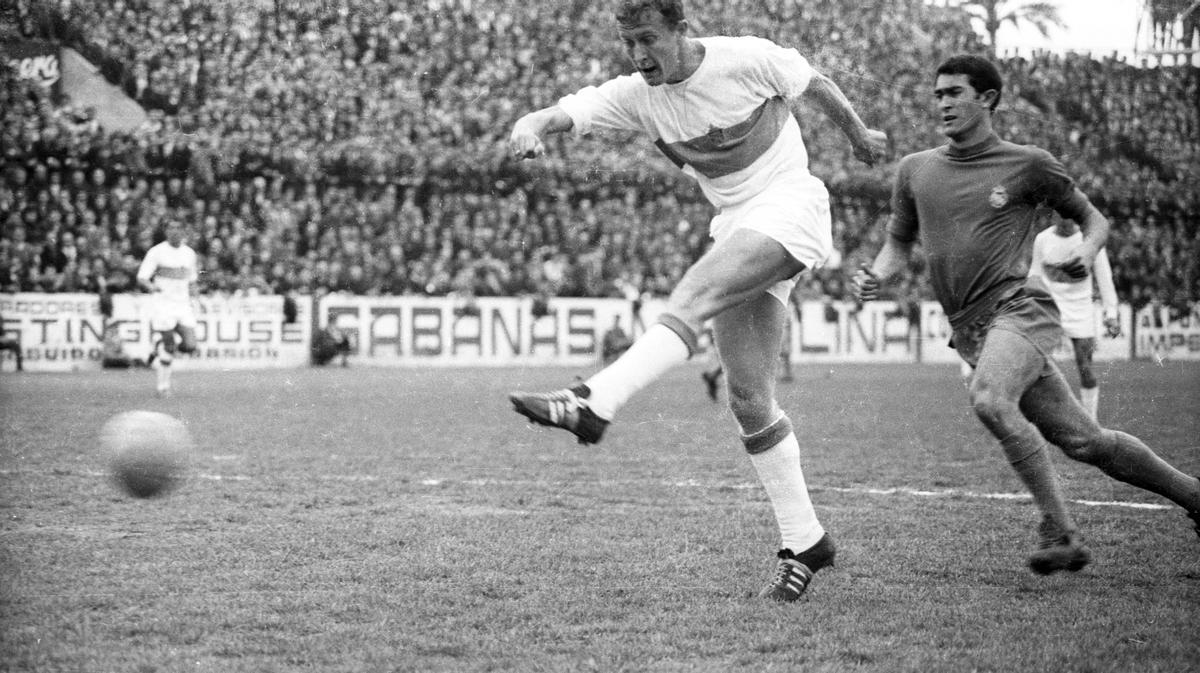 Marcial remata, ante Pirri, en el partido de 1966