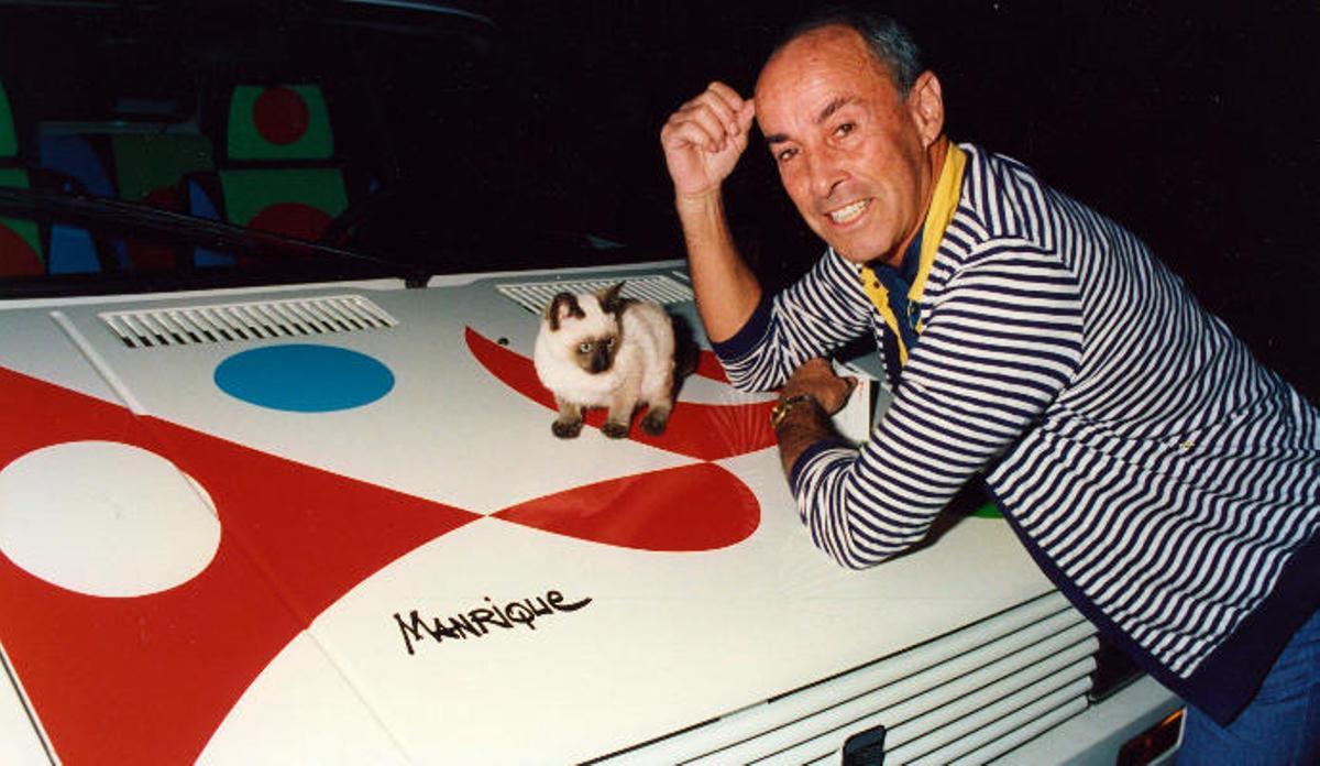 César Manriqie posa sobre el capó de uno de los Seat Ibiza pintados por él.