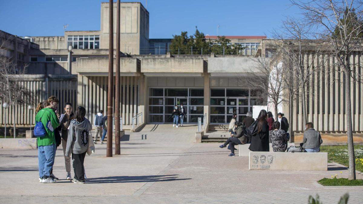 El libro incorpora el edificio de Filosofía y Letras de la UIB.