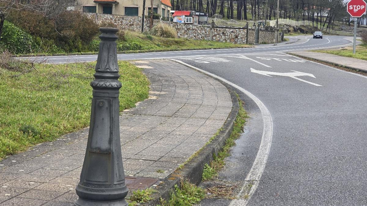 Una de las muchas farolas destrozadas a lo largo de la PO-317.