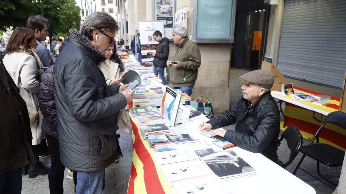 El cantautor Tomás Bosque, firmando ejemplares el año pasado en el paseo de la Independencia.