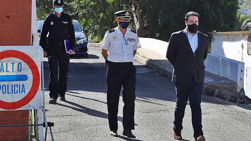 El diputado de EH Bildu, Jon Iñarritu (derecha), ayer entrando en el centro de retención de migrantes de Barranco Seco.