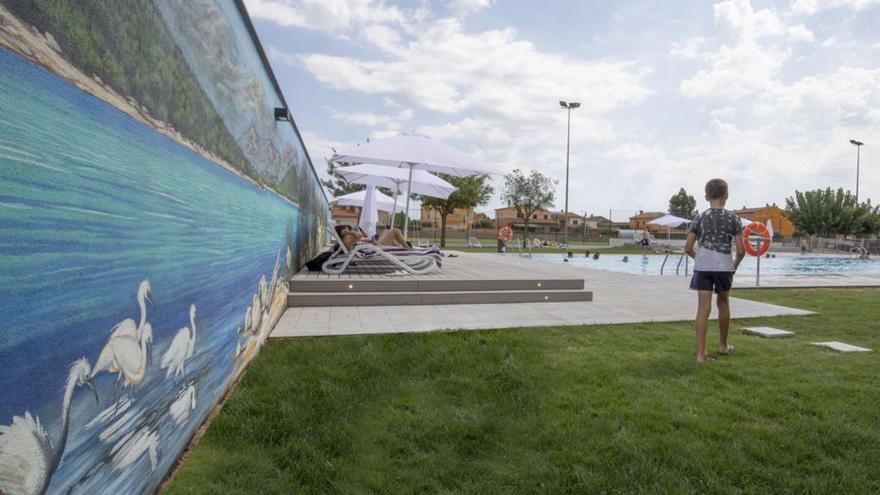 Un extens mural embelleix la nova piscina de Vilamalla