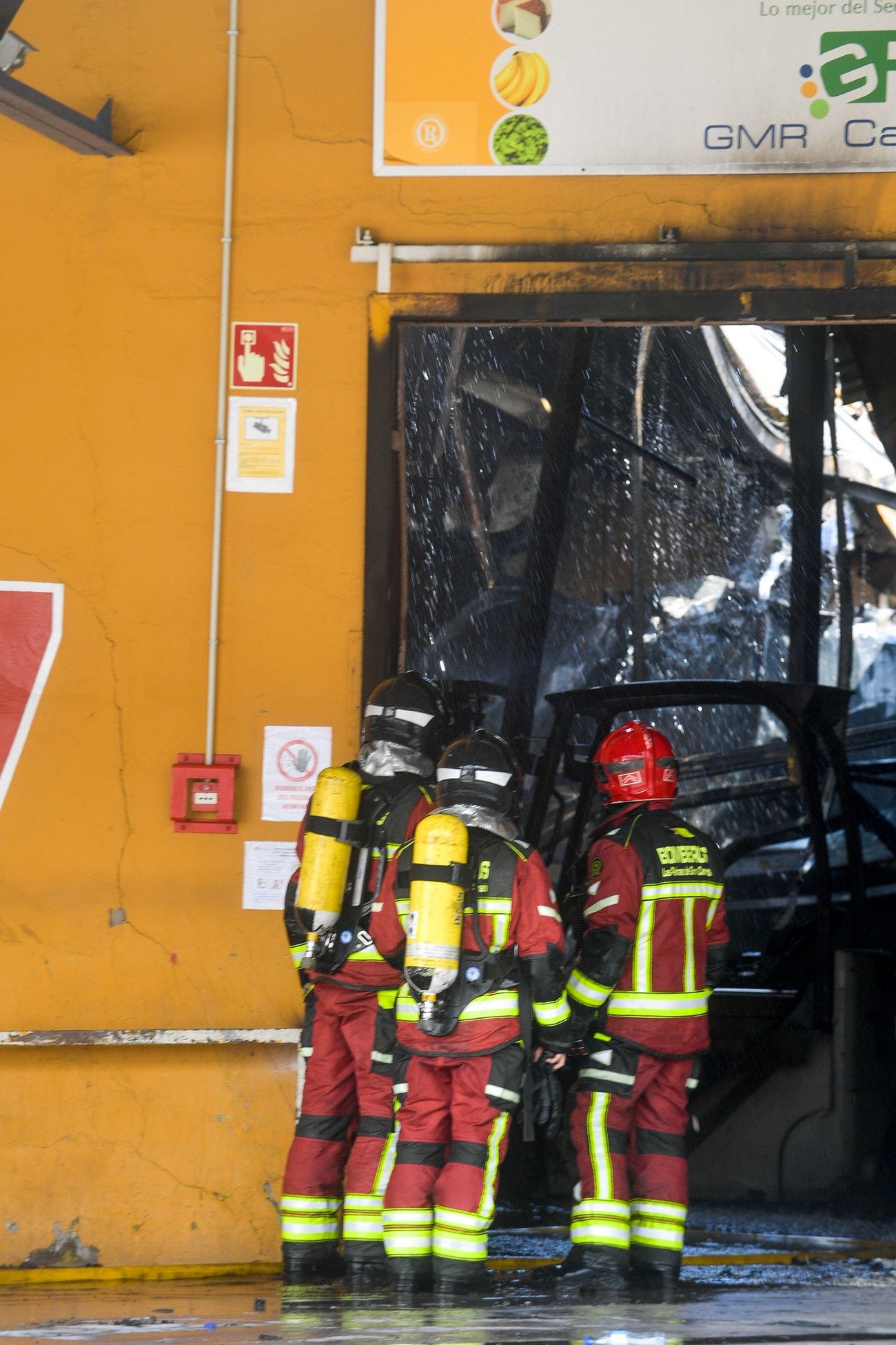 Bomberos de Las Palmas de Gran Canaria controlan el incendio de una nave multiusos en Mercalaspalmas