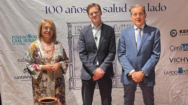 El dermatólogo, Matías Mayor, acompañado por Pilar de la Higuera de Azayca y José A.López Arias. | L. O. Z.
