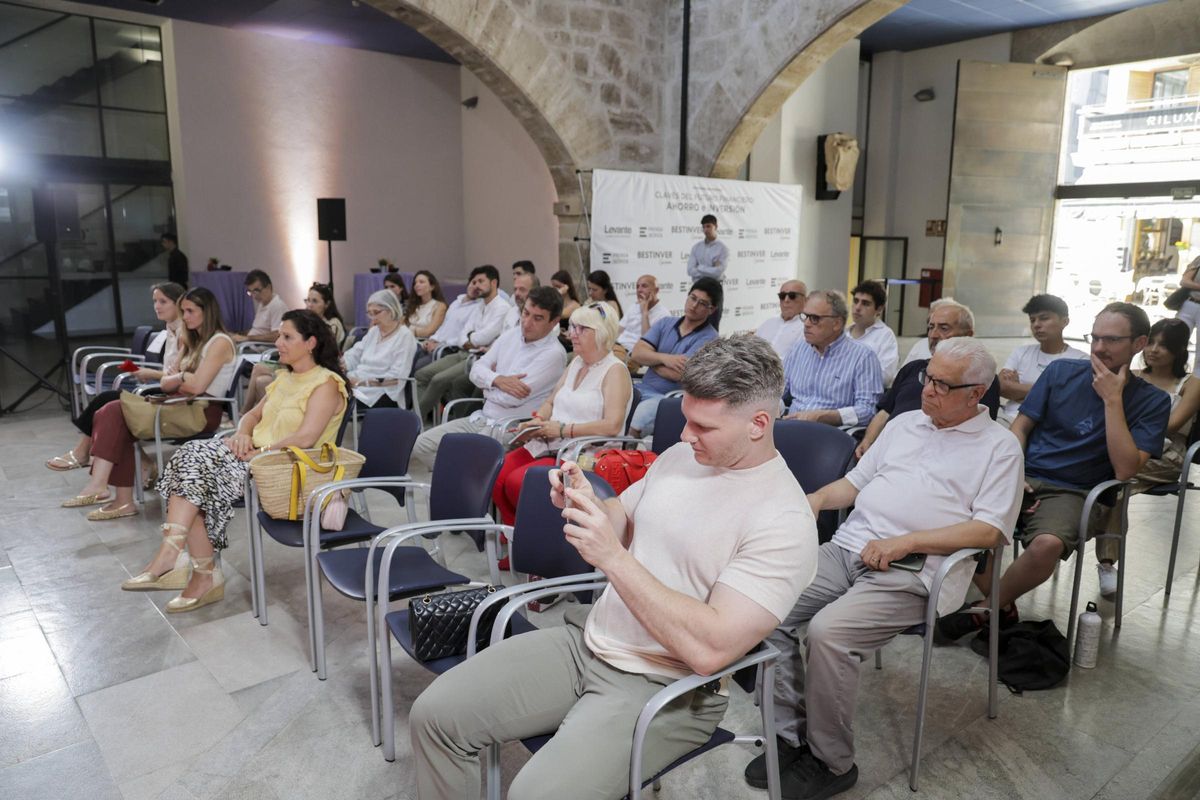 Parte del público, durante la jornada 'Claves del futuro financiero: ahorro e inversión'