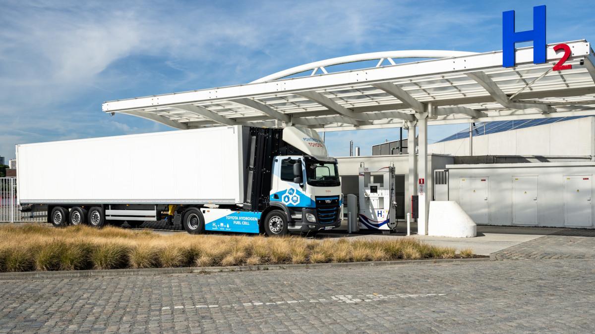 Camión de hidrógeno de Toyota repostando