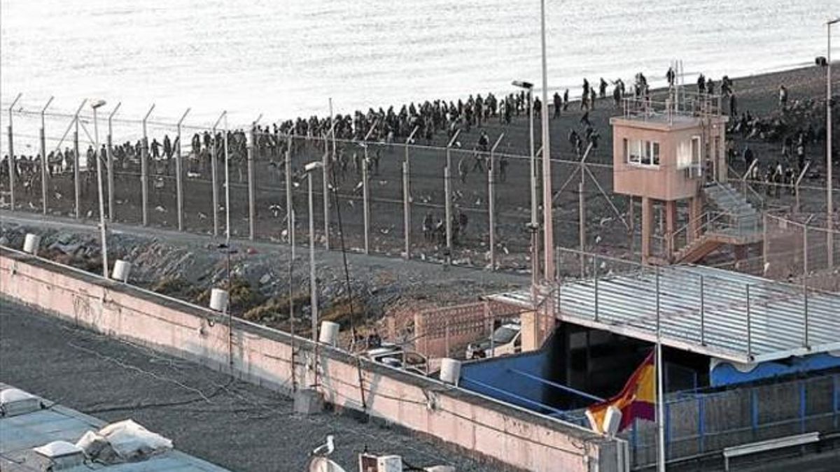 La policía marroquí impide el acceso de inmigrantes a la playa junto a la valla de Ceuta, el pasado 7 de febrero, un día después de la tragedia.