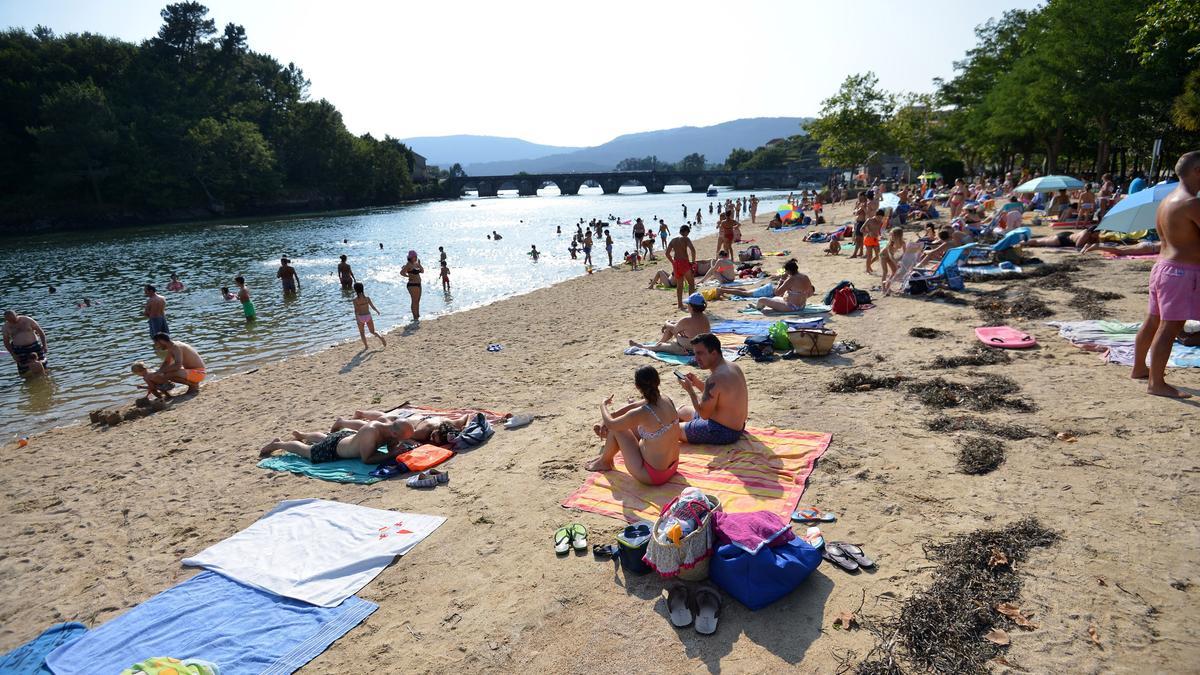 Playa fluvial de Pontesampaio en la desembocadura del río Verdugo.