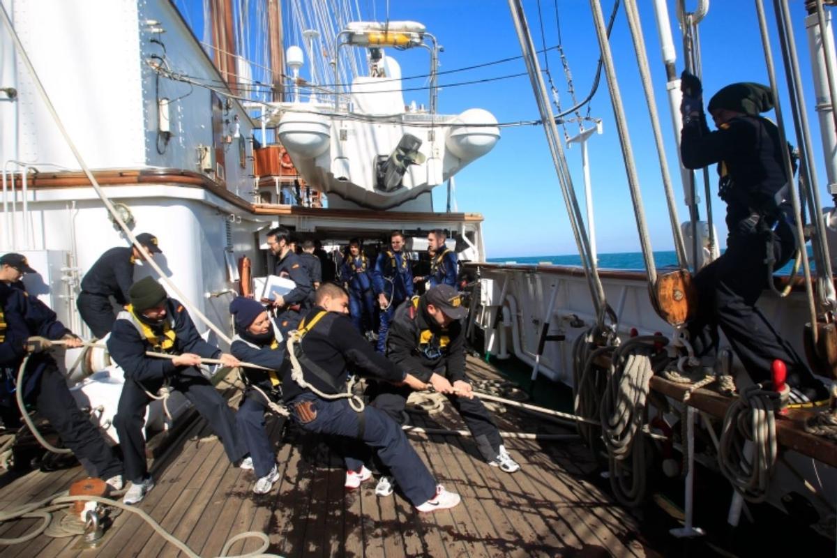 Tropa de marinería en un buque de la Armada.