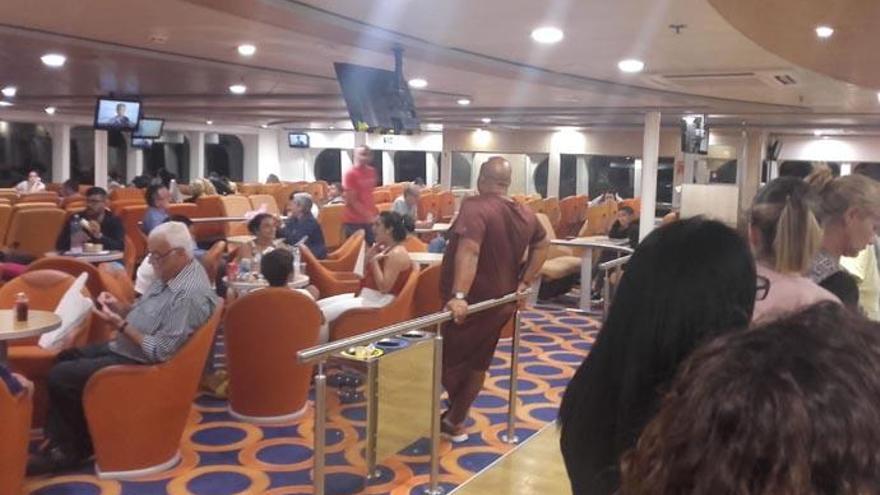 Pasajeros en el interior del &#039;Betancuria Express&#039;, esta noche.