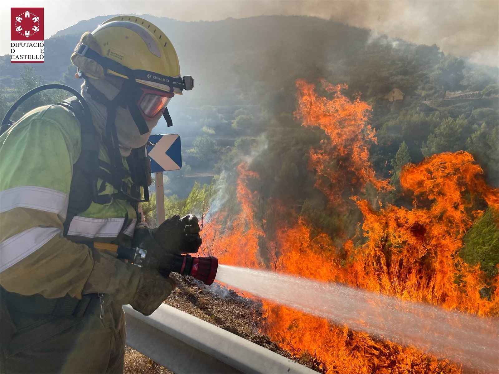 Esfuerzo titánico de los bomberos para extinguir el fuego en les Useres