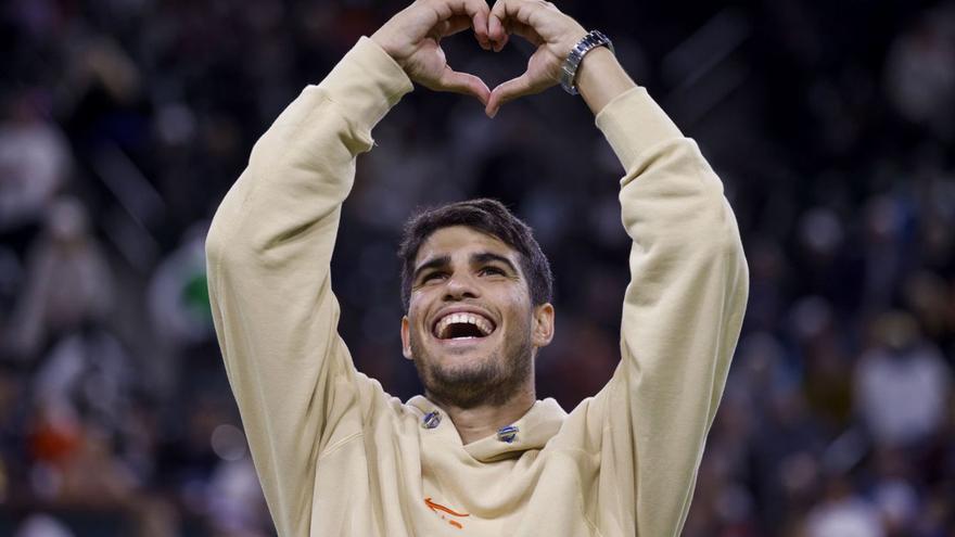 Carlos Alcaraz dibuja un corazón con sus manos para el público de Indian Wells. | DPA/EUROPA PRESS